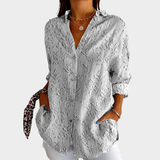 Svetlá a farebná blúzka s potlačou